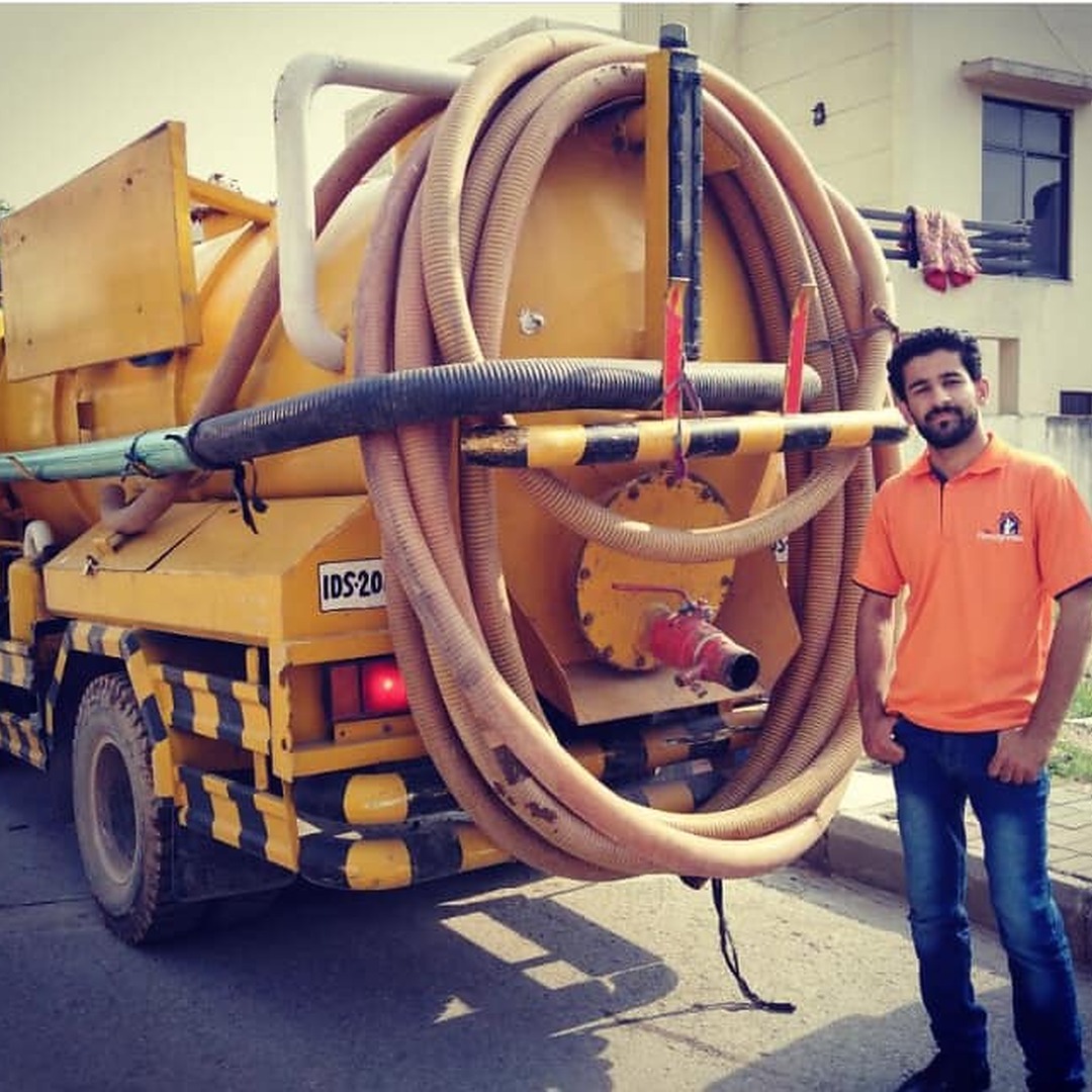Supervisor standing next to a vacuum suction truck